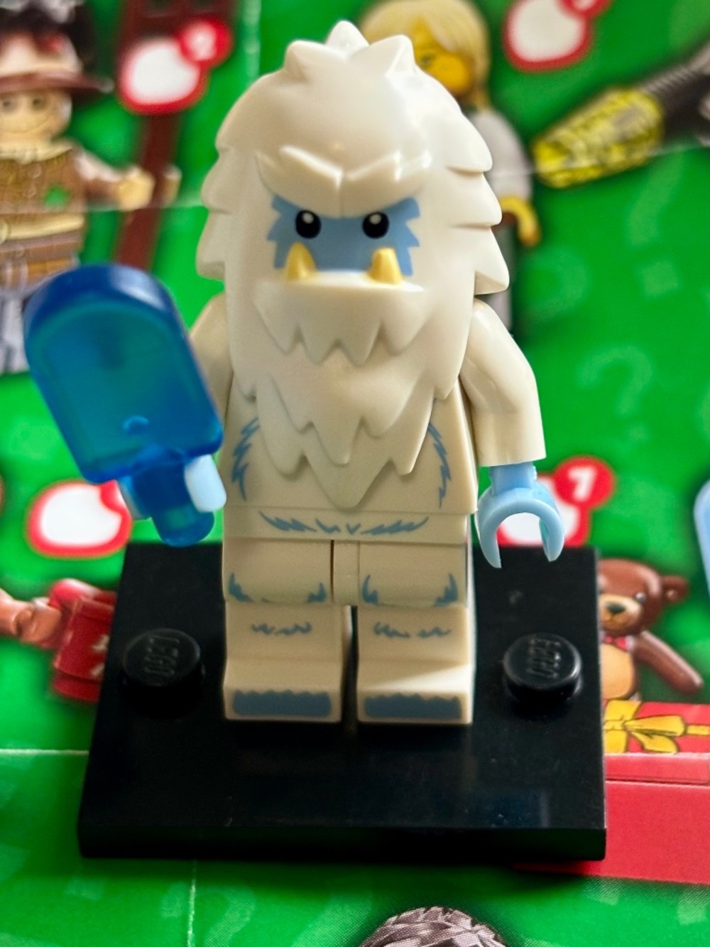 LEGO SERIES 11 "YETI" col11-8 With stand, pamphlet & accessories.